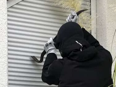 Einbruchsversuch einer vermummten Person durch heruntergelassene Rollläden
