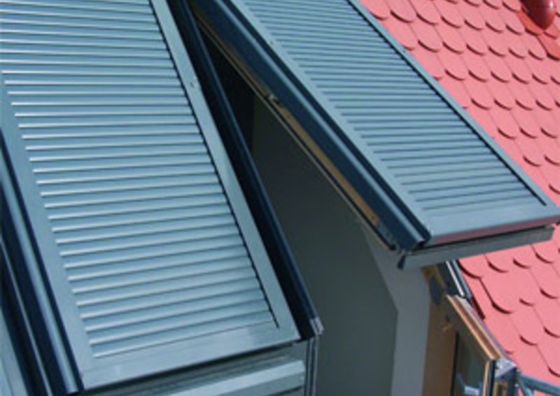 Roof window roller shutter