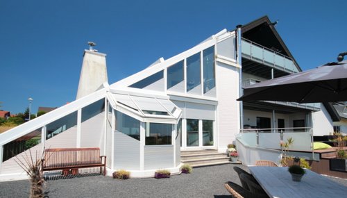 Moderner Wintergarten mit Beschattung