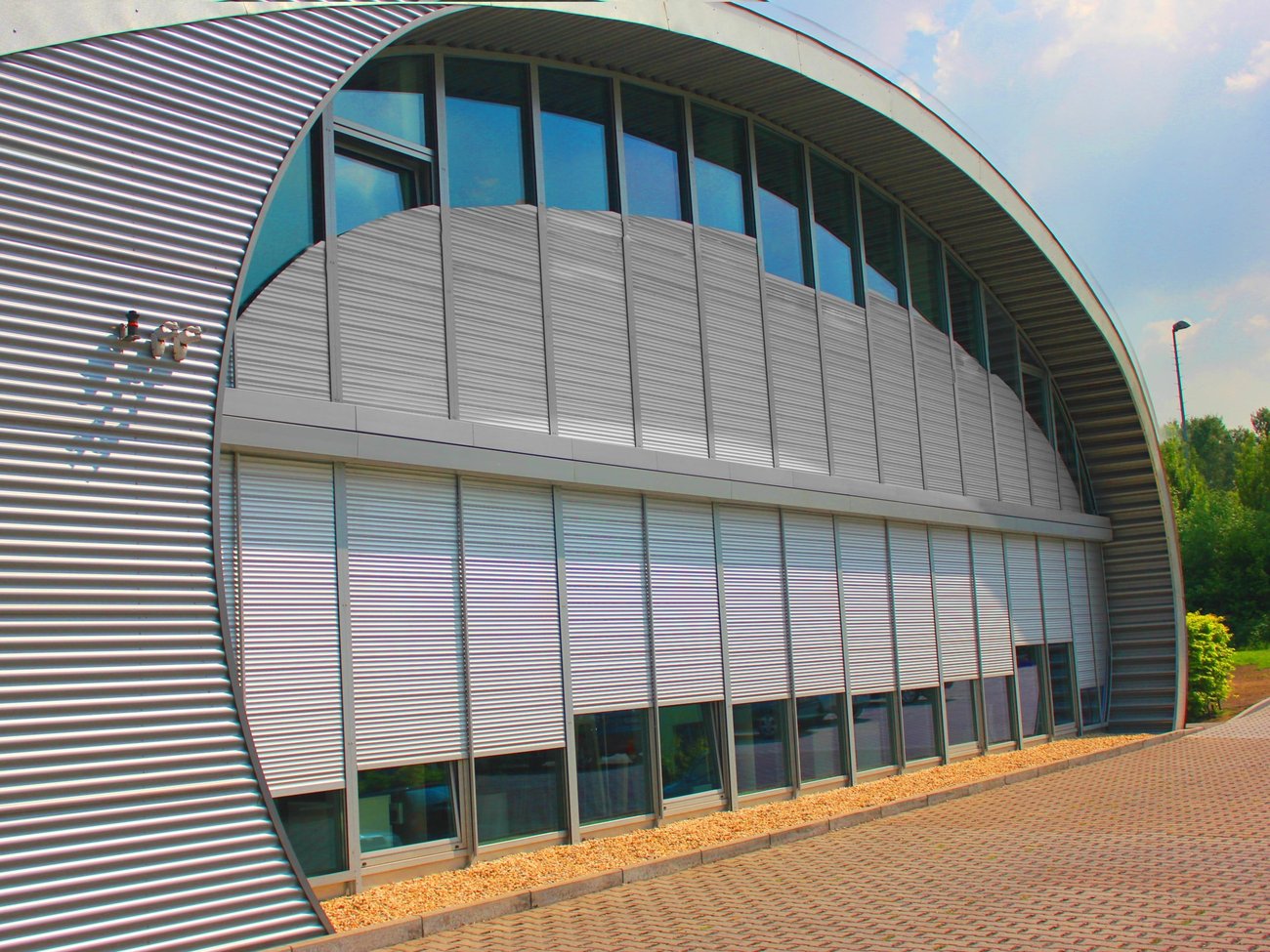 Rundrollladen an großer Glasfront